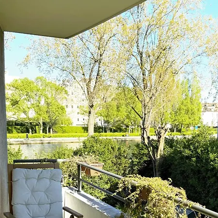 Uta House La Plaine Apartment