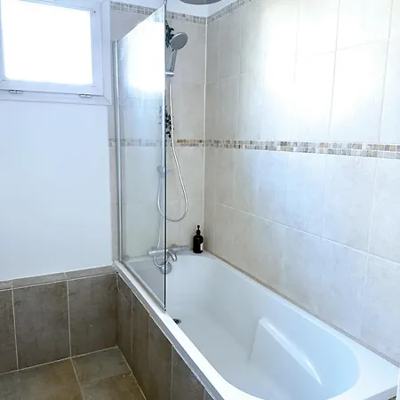 Uta House La Plaine شقة *