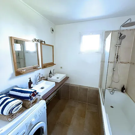 Uta House La Plaine *